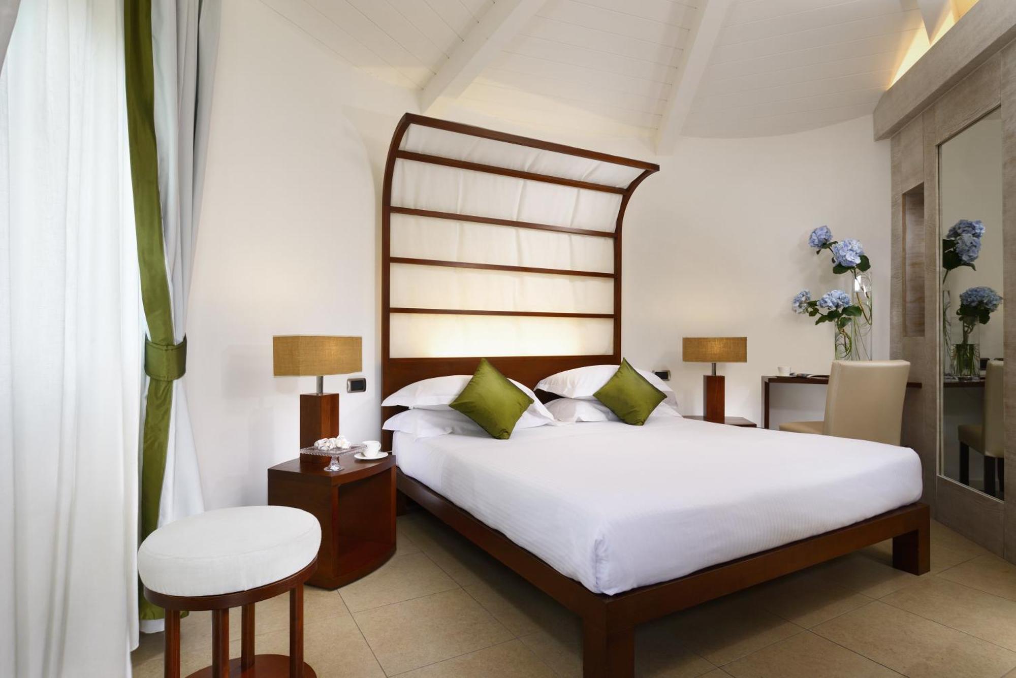 Quarto Duplo Superior com Banheira de Hidromassagem e Vista do Mar